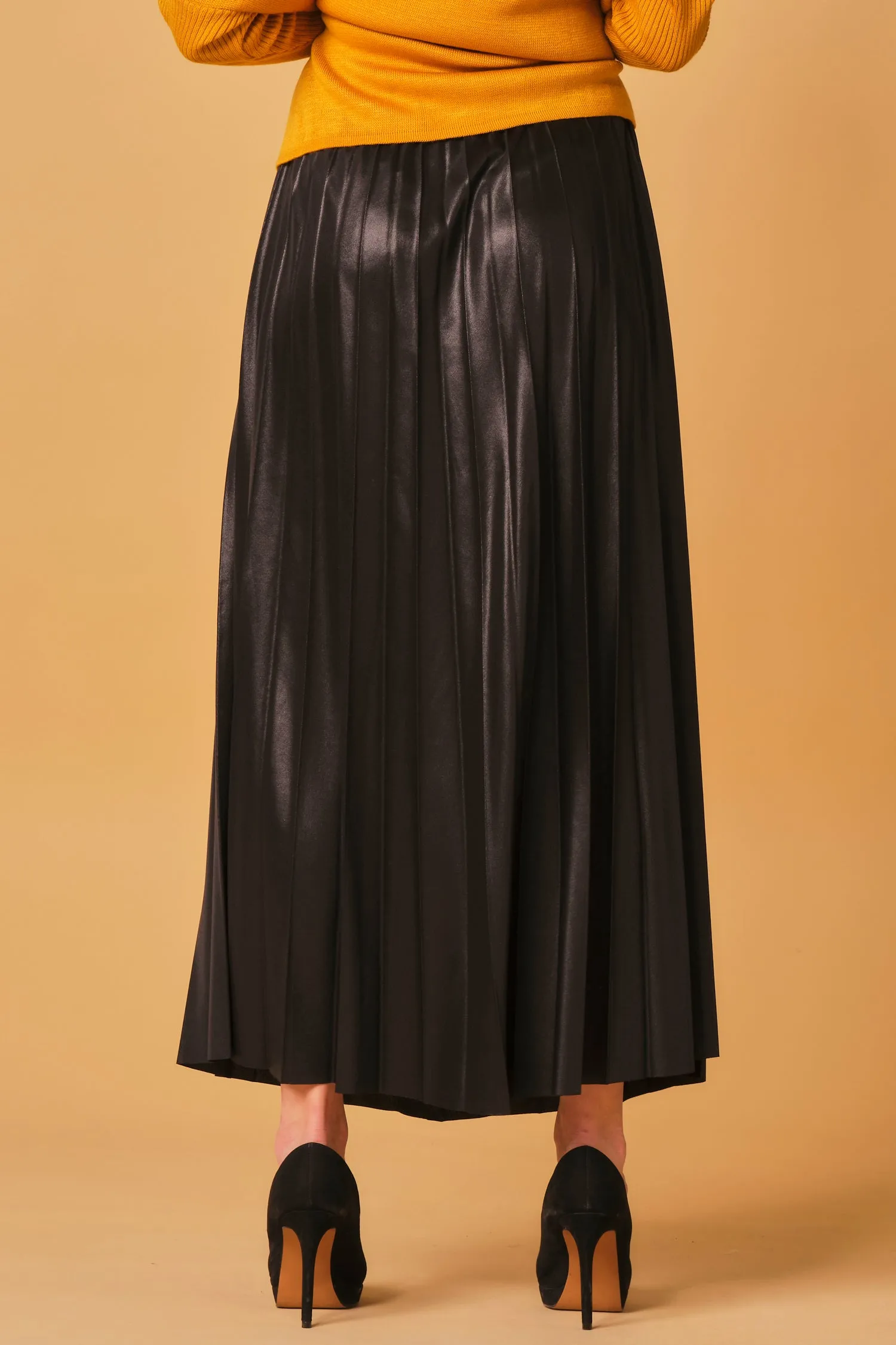 Black pleated skirt