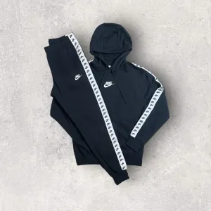 NIKE ESSENTIALS FLEECE TRACKSUIT - BLACK